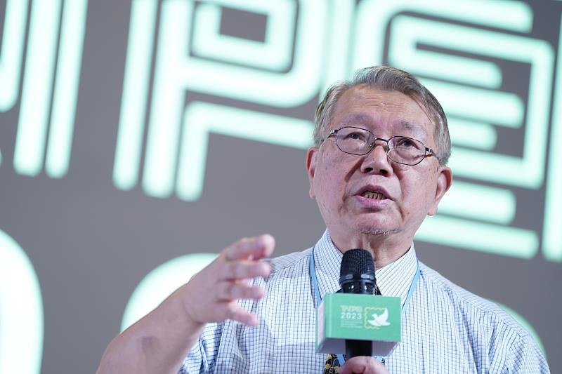 臺灣大學何輝慶教授講述「古典的臺灣通信傳奇 驛遞郵政的交通與政治考量」，傳遞方寸內涵。/中華郵政提供