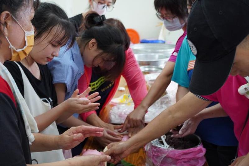 中華大學洄游農村團隊協助新竹市香山區茄苳社區舉辦夏日祭，邀請越籍生一起手作紅龜粿，體驗客家文化。