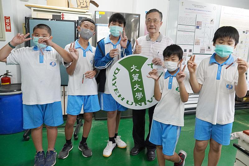 完成實驗的大園國小小朋友與大葉大學李清華院長(右三)合影