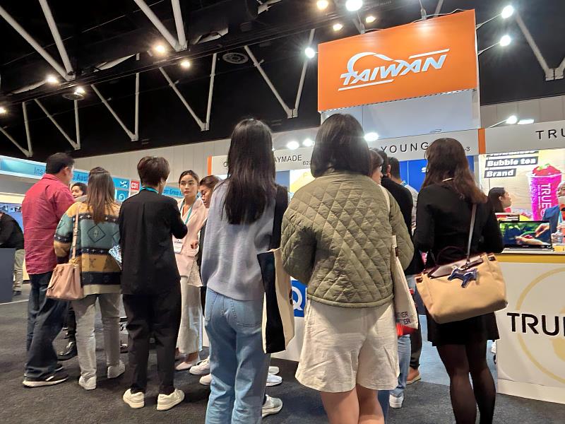 1. 澳洲雪梨連鎖加盟展臺灣品牌館吸引眾多買主駐足洽談。(貿協提供)