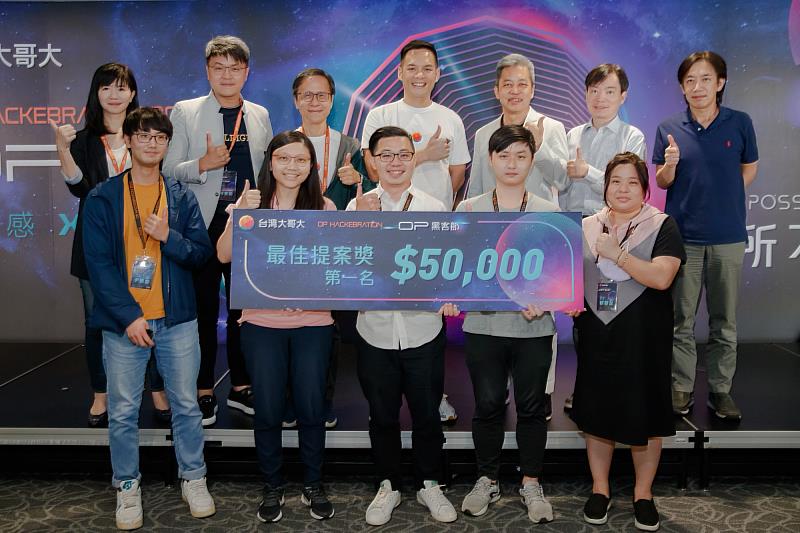 台灣大總經理林之晨(後排左四)頒發獎項給第一名提案「簡訊鑑識官」，透過AI智能分類，鑑識詐騙、廣告簡訊，提供消費者安全、有效的簡訊瀏覽體驗。