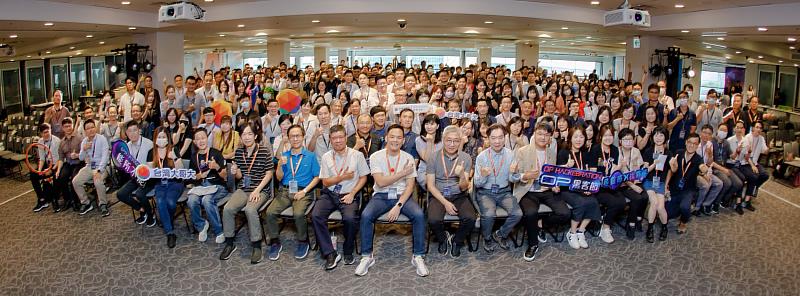 台灣大哥大第二屆「OP黑客節」創新量能爆發，吸引近300位員工參與，超過500人線上觀摩競賽，募集73項創新提案，涵蓋AI、大數據分析等科技趨勢題材。