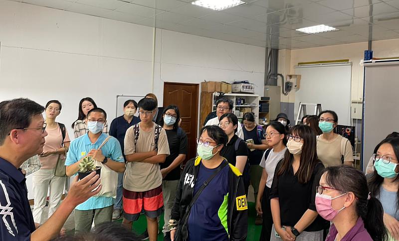 師資生專注聆聽花農黃主任講解。