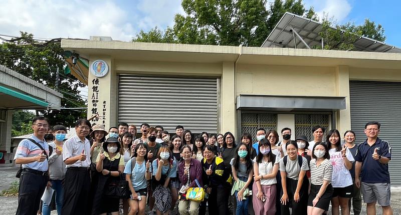 東華大學師生與花農黃俊霖主任大合照。