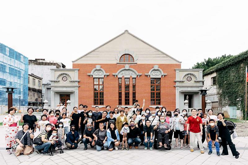 「明盲共遊新竹公會堂」活動安排聽打員、手語翻譯員,邀請明眼人與視障朋友一起演出。
