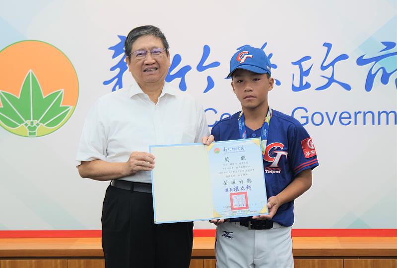 官網-縣長楊文科(左)表揚棒球小將羅浩翰(右)