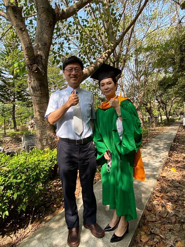 卓憙慧(右)與房管系黃幹忠主任合影