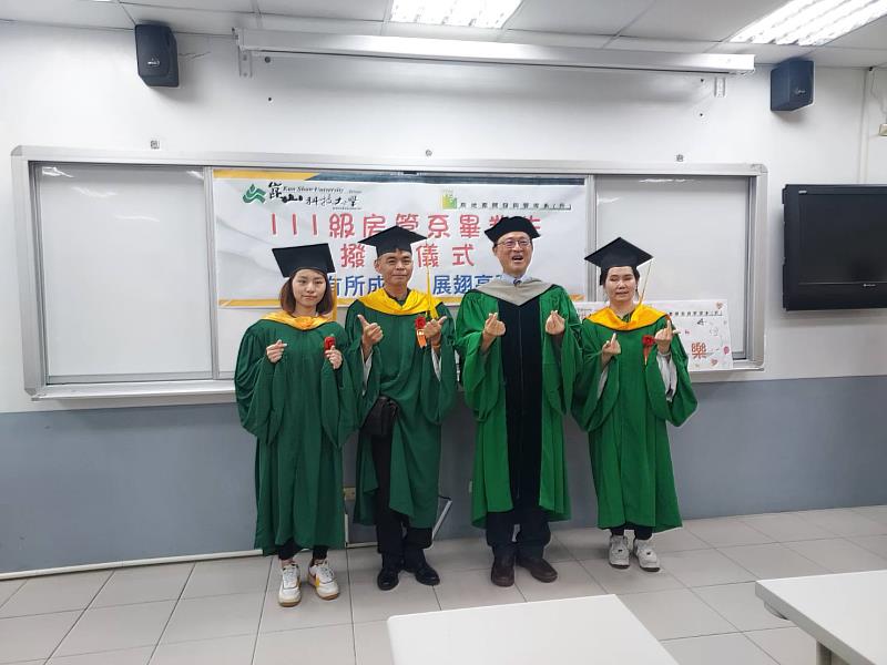 胡力維(左2)與黃幹忠主任(左3)及畢業同學合影