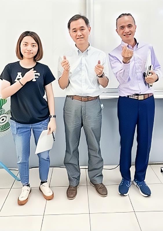 林忠誠(右1)與房管所師生合影