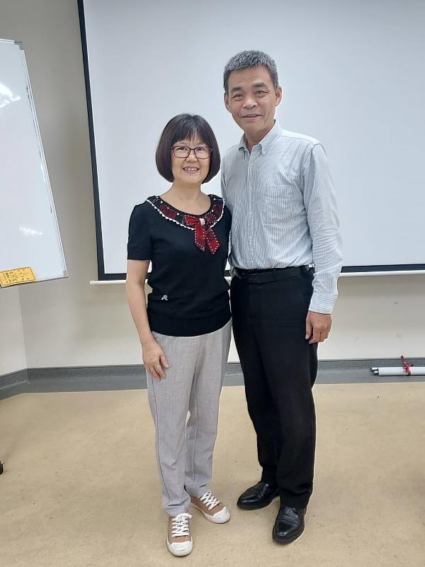 胡力維(右)和指導敎授李惠圓合影