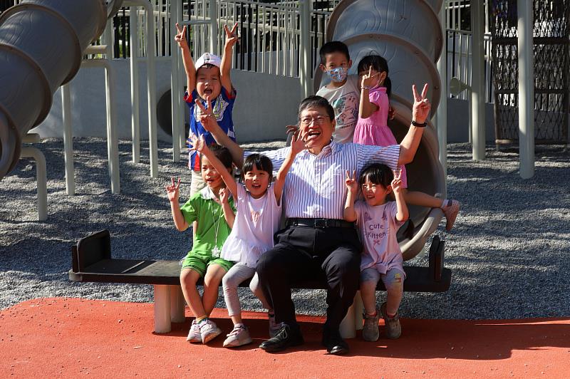 新竹縣長楊文科今年7月與孩童們一起開箱全新啟用的音符公園。
