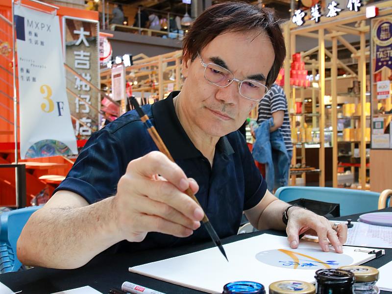 《七夕結扇緣》藝術家唐菁∣獨創技法「重影」書法技巧，結合書法與設計的概念，在扇面上書法繪畫