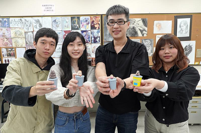 大葉大學多媒體學程江家慶老師(右二)帶領學生協助廠商設計台灣原創扭蛋