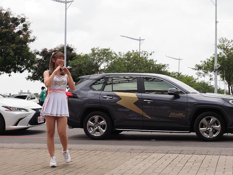 圖四_55688多元計程車在中職全明星賽「女孩上班路」活動，護送中職啦啦隊至球場上班。