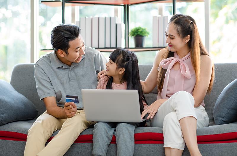 ▲線上消費趨於主流，家庭消費決策者越來越習慣在線上通路消費。（圖/Shutterstock）