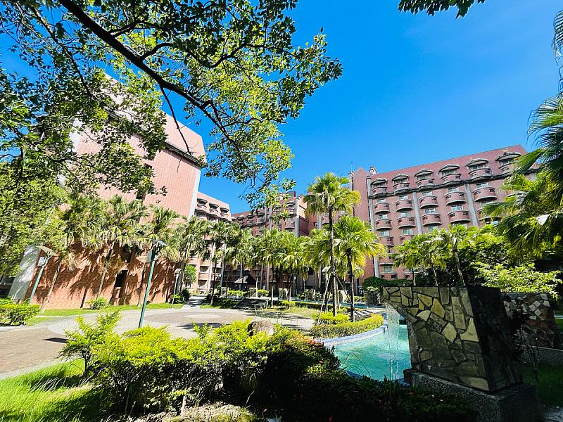 義守大學112學年度祭出新生大學四年的住宿保證，渡假風宿舍環境，便利的生活機能，提供學子安居樂學(照片來源：義守大學提供)。