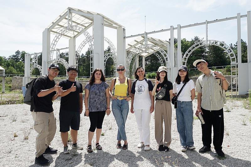 今年暑假前往保加利亞實習的義守大學學子，與在地學生相約出遊，拓展國際人脈(照片來源：義守大學提供)。