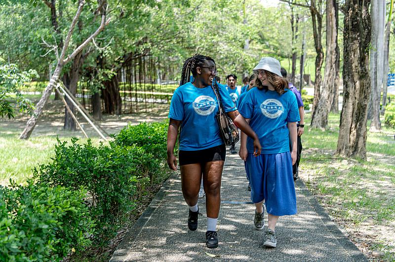 義守大學校內有40多國、近1500名境外生，國際交流頻繁，學子齊聚打造小型聯合國校園氛圍(照片來源：義守大學提供)。