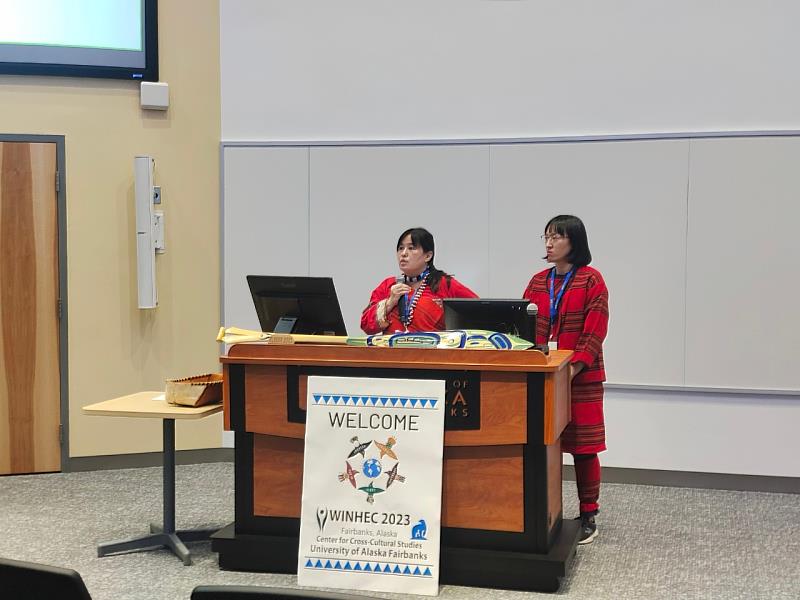 Temi Pihu鄭佳雯（右）與Ciwas Pawan吉娃思巴萬（左）代表賽德克族民族議會為靜宜大學原住民族碩士學位學程的申請進行口頭報告。