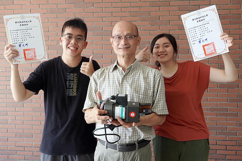 大葉大學電機系陳雍宗教授(中)指導學生開發AI異音檢測，獲頒創新獎