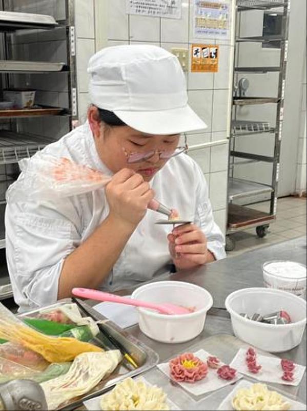 南臺科大餐旅系余若甄同學在學校烘焙教室練習韓式擠花之情形。