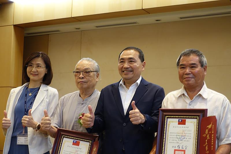 市長、文化局局長與保存者合影