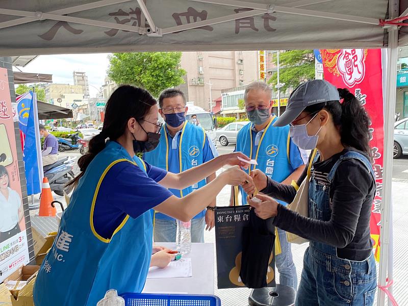 台慶不動產嘉南區經管會熱心擔任捐血活動客服和志工，助活動圓滿順利。