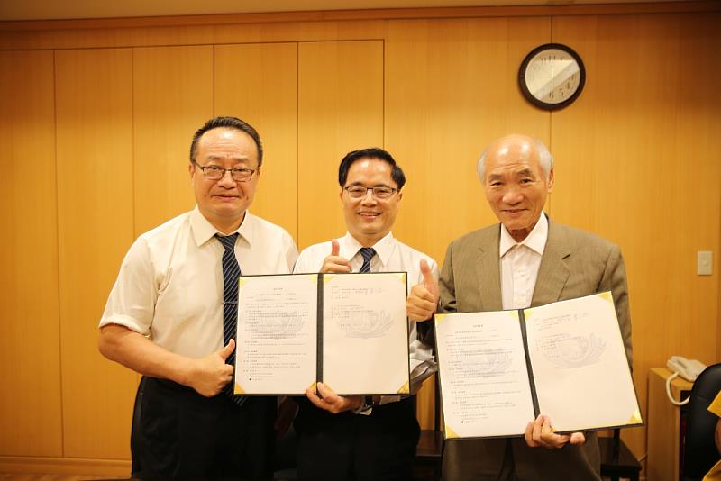 花蓮慈院院長林欣榮(中)、副院長黃志揚(左)與松己生技董事長邱洋浩代表雙方簽下合作約定。