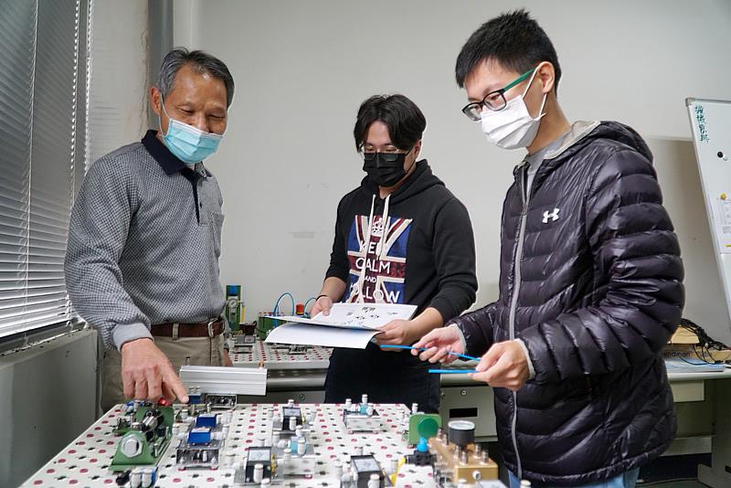 大葉大學機械系主任陳昭雄(左)講解機電配線