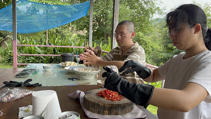 南華大學新南向學海築夢，學生深入泰國農場BCG 職場體驗，分組加工製作蒜頭及辣椒。