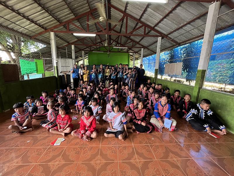 南華大學新南向學海築夢，學生深入泰國農場BCG 職場體驗，於Payang小學舉辦成果發表會，會後全體大合照。