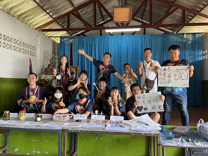 南華大學新南向學海築夢，學生深入泰國農場BCG 職場體驗，於Payang小學舉辦成果發表會，並與實習單位園主合影留念。
