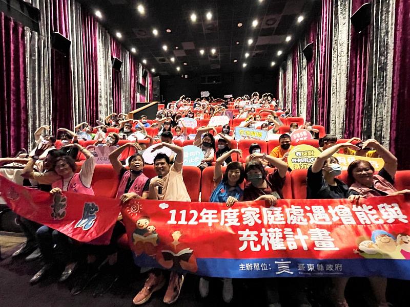 東縣府與寶桑基金會合辦「2023幸福電影院」 邀請兒少家庭觀賞電影《芭比》傳遞積極正面價值觀！