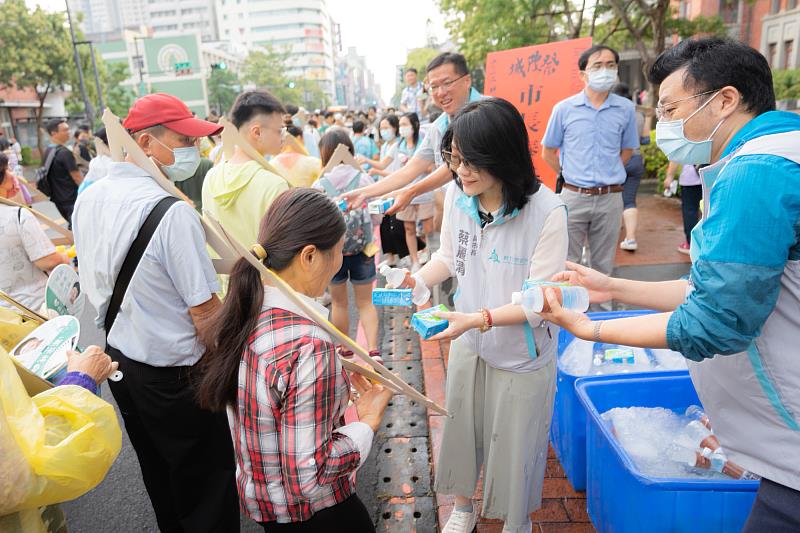 竹市府特別安排｢奉茶｣供消暑解渴。