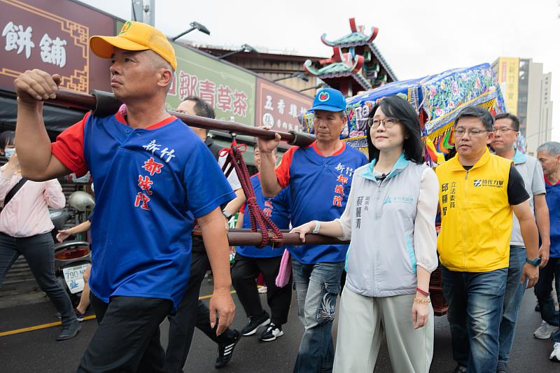 竹塹中元城隍祭「夯枷解厄」今登場，副市長蔡麗清扶轎。