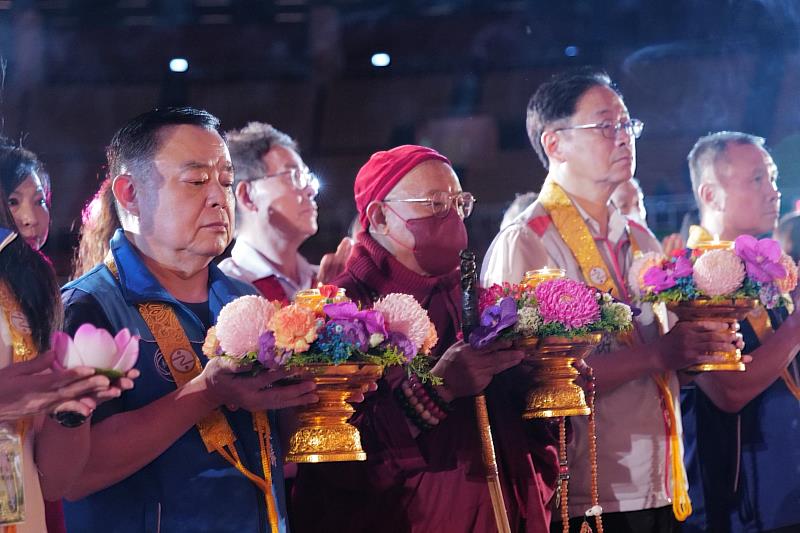 靈鷲山開山住持心道法師（右三）、桃園市長張善政（右二）、議長邱奕勝（前左）與全體貴賓供燈花，表達對諸佛菩薩的虔誠恭敬心。（圖由靈鷲山佛教教團提供）