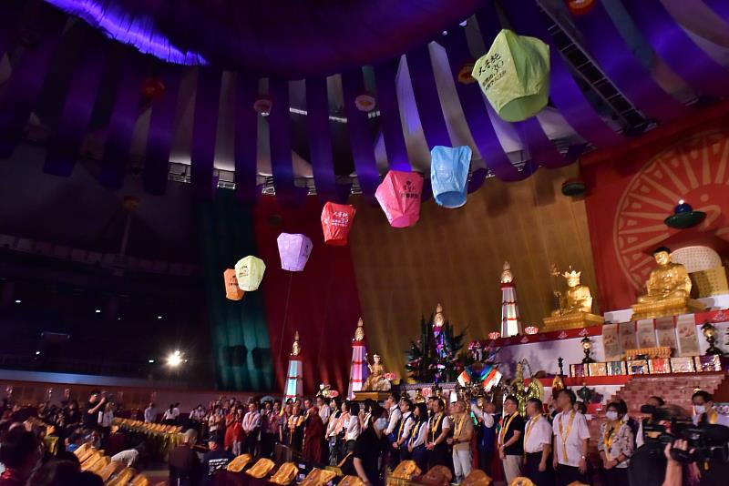 點亮LED和平天燈，呼應嚴謹古制，與諸佛光光相映，殊勝法喜。（圖由靈鷲山佛教教團提供）