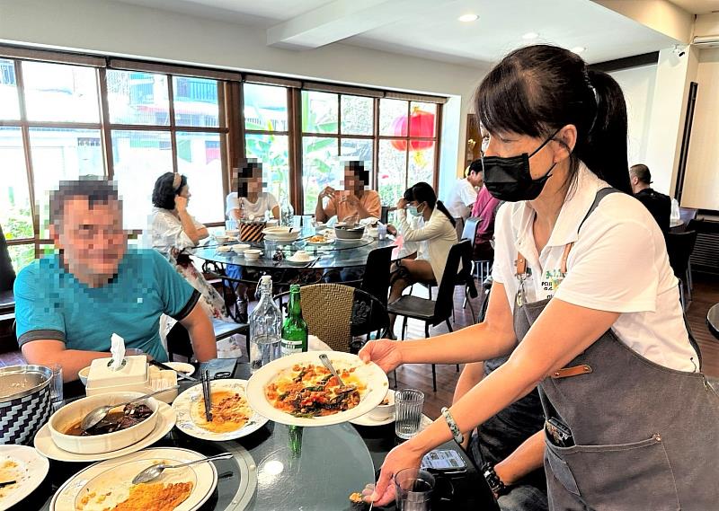 連姐在餐廳外場服務情形