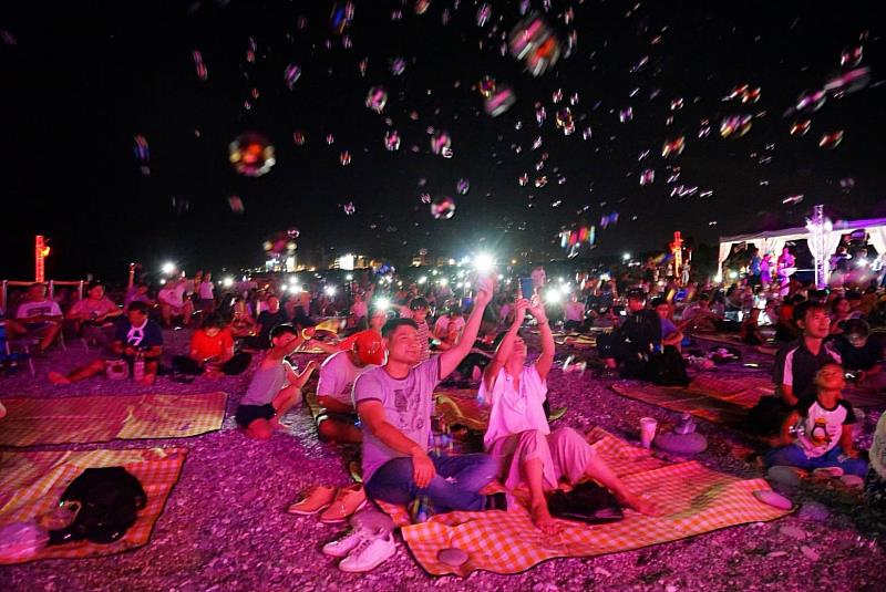 佳人、家人一同在七夕美麗星空下欣賞樂曲