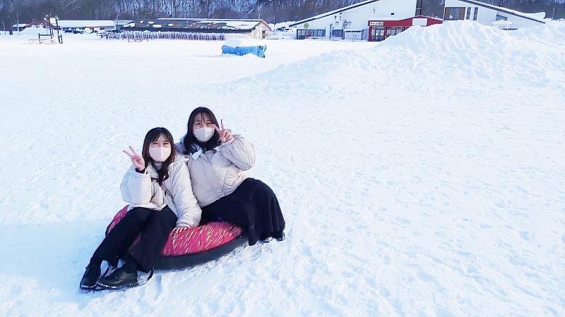 陳昀玎(右)到北海道函館滑雪，欣賞台灣較少出現的冬季雪景。