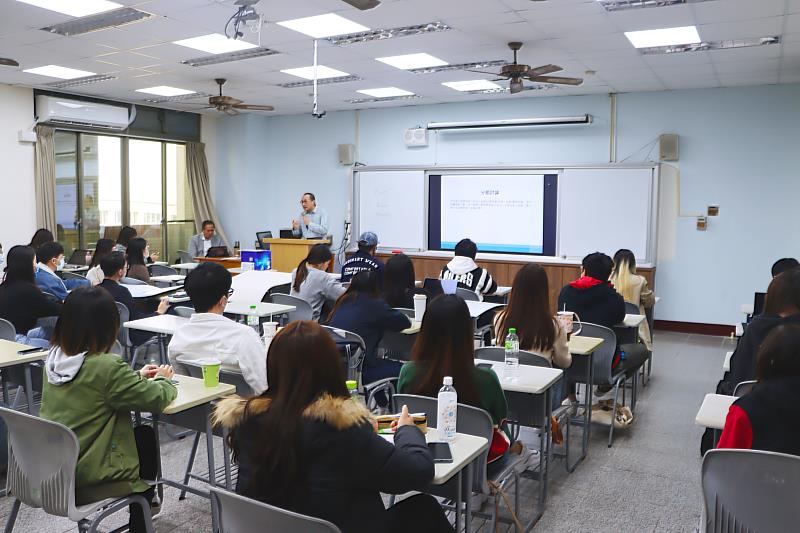 金融業務認證學程以銜接就業為目標，由中信銀行的專業經理人親自領軍授課。圖為中國信託銀行法金徵信處處長黃志源及商銀產品處處長蕭志鵬授課情形。(圖/中信金融管理學院提供)