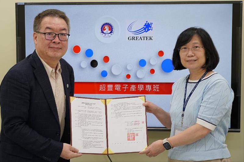 中華大學管理學院代理院長徐子光（左）與超豐電子管理處副總經理陳笙（右），日前正式簽約成立產學專班。