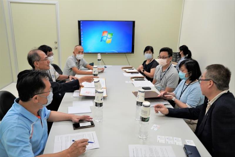 中華大學與超豐電子開會討論產學專班細節。