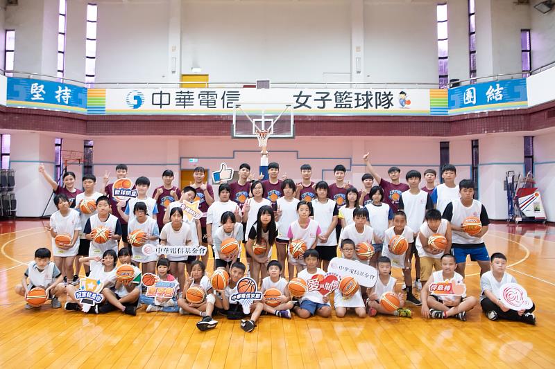 中華電信基金會舉辦籃球小子夏令營，參與學員與中華電信女籃球員結訓合照。