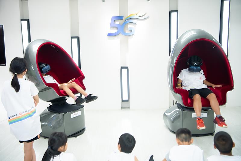 中華電信安排夏令營學員體驗5G創新應用，體驗VR沉浸遨遊虛擬世界。