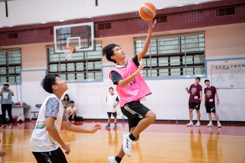 中華電信籃球夏令營舉辦三對三鬥牛，學員展現訓練成果。