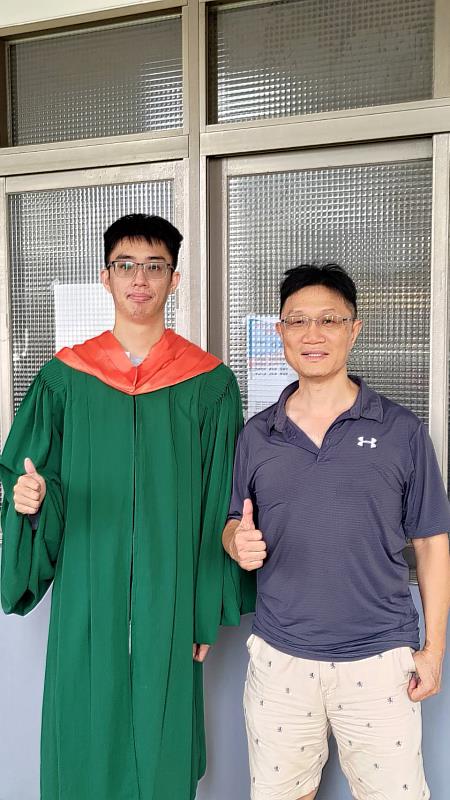 劉爵愷(左)與指導老師黃昭銘教授合影