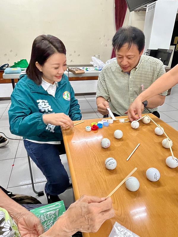 台南市議員蔡筱薇(左)偕同甘士照老師體驗桌遊