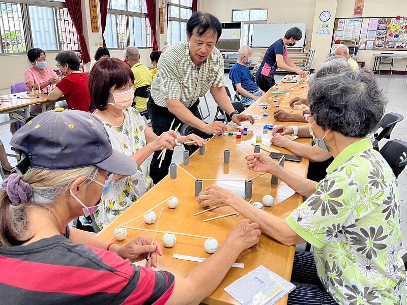甘士照老師(左3)帶領長者玩桌遊