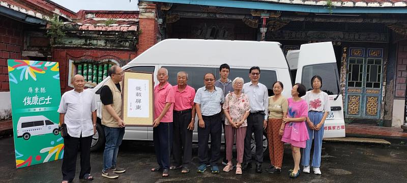 林聖峯科長(左二)回贈身障者所書字帖予龔宙任先生(左三)